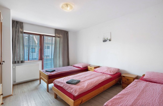 Knödeöhof 'Zimmer 1' (sleeps 4) with Shared Terrace, Balcony and Wi-Fi