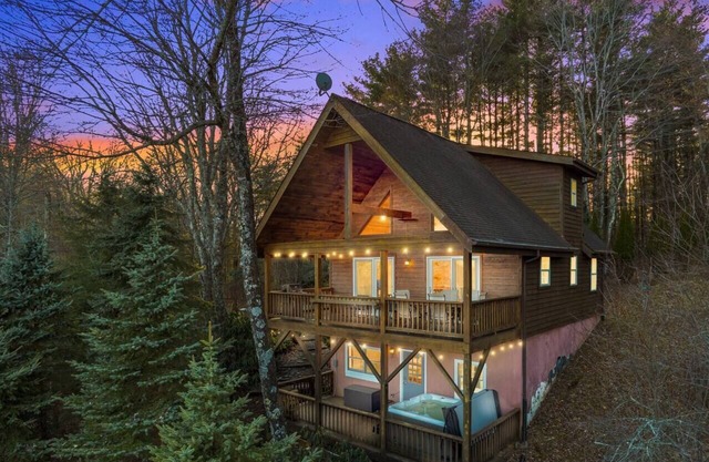 'Knotty By Nature' Cozy Cabin w/View and Hot Tub