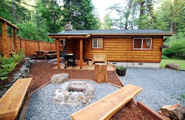 Knotty Shack Cabin-Unique Log Cabin with Hot TubnStay, Explore, Retreat & Repeat
