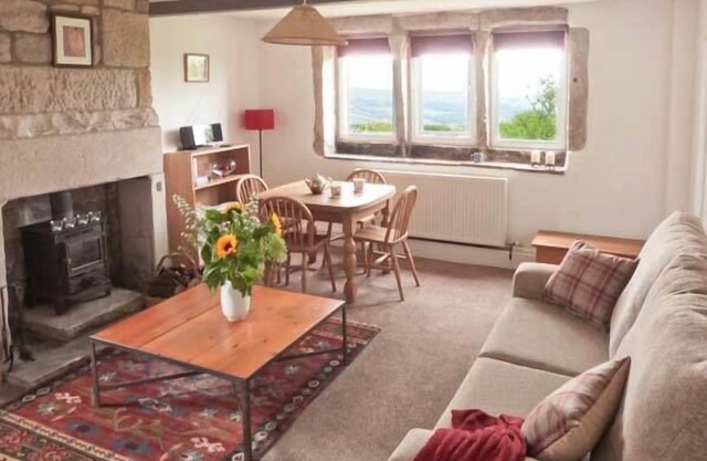 KNOWLE LODGE, pet friendly, character holiday cottage in Cragg Vale