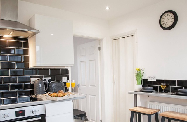 Knutton house|Stylish & Modern|Contractor stays