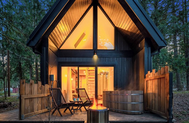Kodiak Cabin | Hot tub, EV, AC