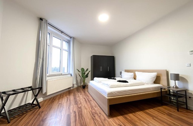 Komfortables Apartment nah an Porsche & Flughafen - Schreibtisch, sehr schnelles Internet & Queensize-Bett
