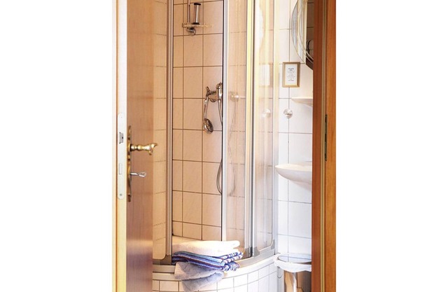 Komfortables, individuelles Appartement mit massiven Kiefernholzmöbeln.