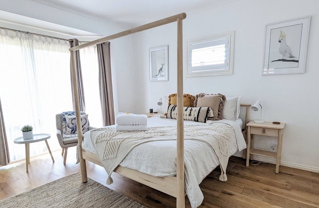 Kookaburra Place 2 BR, spacious, private, parking, Wi-Fi