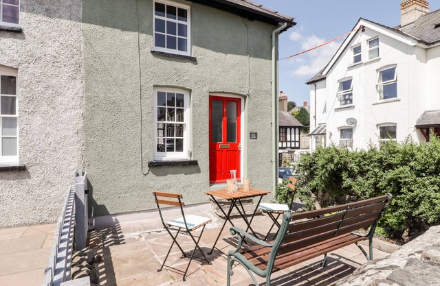 KOOKY COTTAGE, pet friendly, with open fire in Brecon
