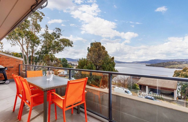 Kooringa 4 - 2BR Apartment l Lake Views l Central Location l BBQ l WiFi l Air-Con