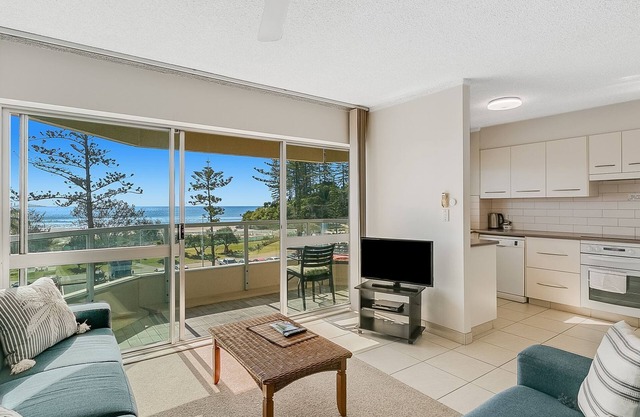 Kooringal Unit 10 Excellent location to patrolled beaches, shopping, cafes and clubs