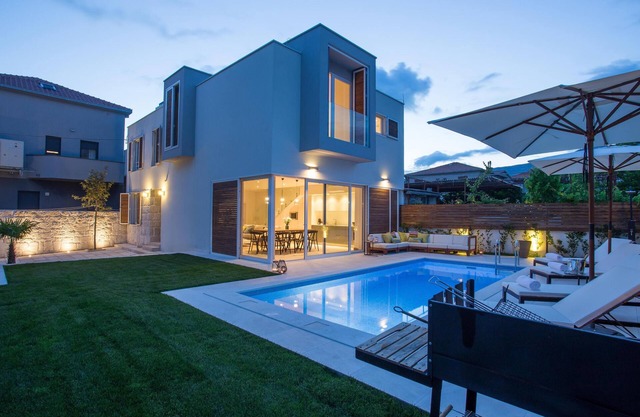 Koras Villa - Modern designed villa with heated pool - few steps from the beach