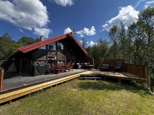 Koselig hytte med usjenert og solrik beliggenhet