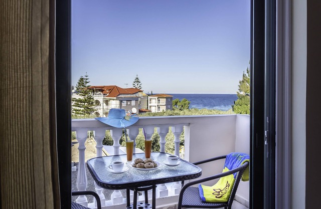 Kozanos II Studio for 4, 150m from the beach!
