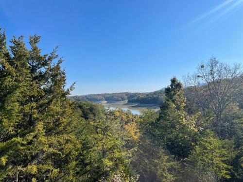 Kozy Retreat At The Lake by American Patriot Getaways