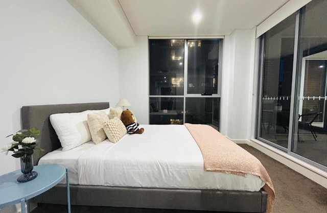 KozyGuru Mascot 2-Bed close to train