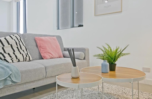 KOZYGURU MASCOT SPACIOUS KOZY 2 BED APT + FREE PARKING NMA260-602