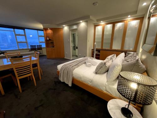 KOZYGURU | McMahons Point | Amazing Water View Studio + FREE Parking