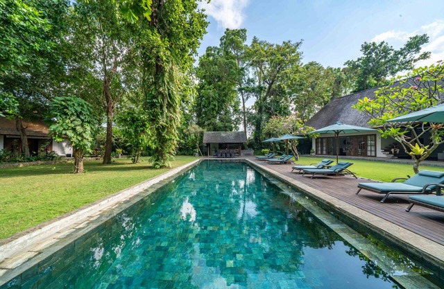 KR7001 - 7 Bedroom Villa in Kerobokan