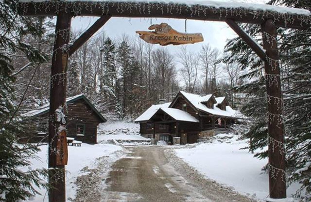Kresge Luxurious Grand Cabin At Stratton and Bromley Mountains, up to 6 guests.