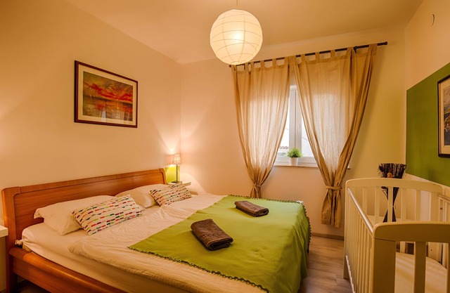 KRK CITY ! 250m PROMENADE !Vilaveja family house !small pool, jacuzzi