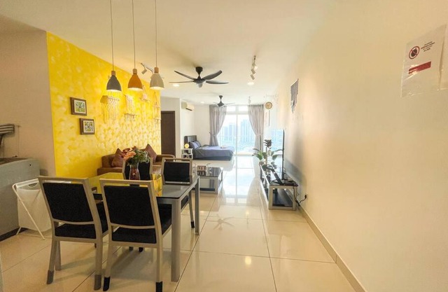 KSL Mall 8-12 pax, 65 inc TV Nflix ,HBO , Bathtub High floor