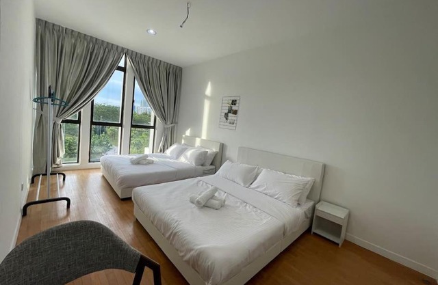 Ktv！Pool！3 Bedroom 3.5 Bathroom 25pax 2600sf