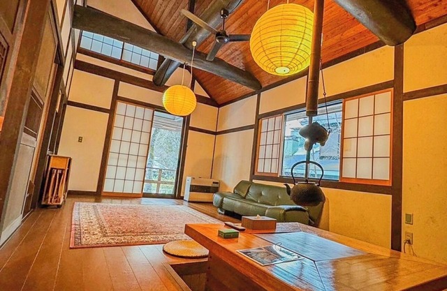 Kusatsu Onsen hot spring bath with free-flowing hot-spring water! 5 minutes by car to Yubatake! Stay in the spacious living room! Indoor barbecue available! All the movies you can watch on TV! High-speed Wi-Fi available! Large number of people possible