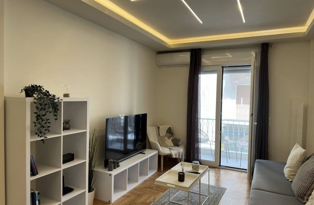 Kypseli Contemporary Comfort for 6