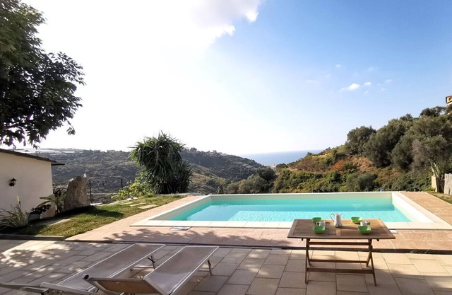 L'angolo del Mare - Two Bedroom Apartment, Sleeps 5