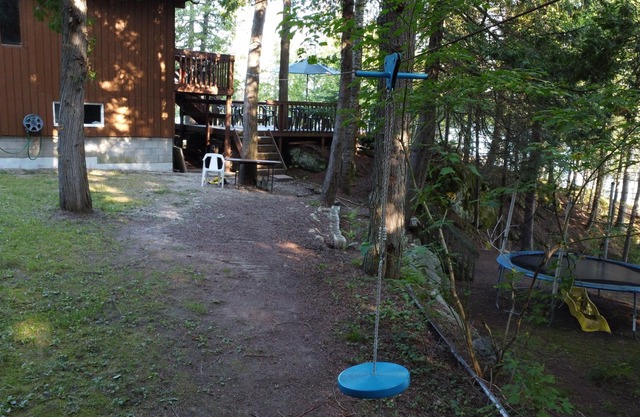 LAKEFRONT COTTAGE FOR RENT - Private, Roddick Lake, 4 bed rooms, Scenic