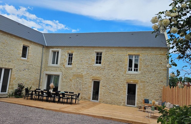 L'écho des vagues: Large stone house between land and sea.
