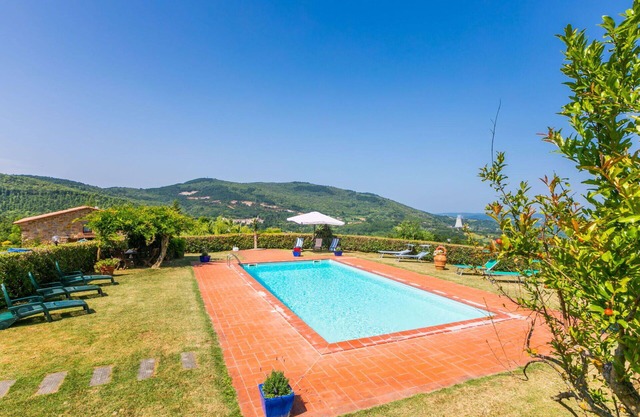 Lovely apartment for 12 people with WIFI, A/C, pool, TV, patio, pets allowed and parking