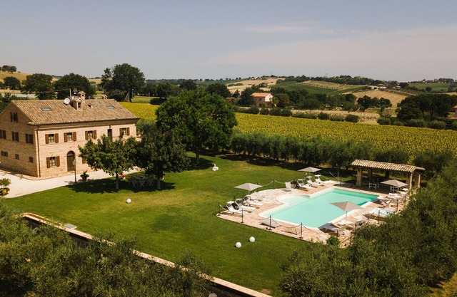 L'Olivo, app in a typical villa with swimming pool 7 km from the sea, Senigallia, Marche
