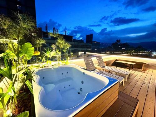 L301 4BR Lleras Park Apt Rooftop Jacuzzi AC