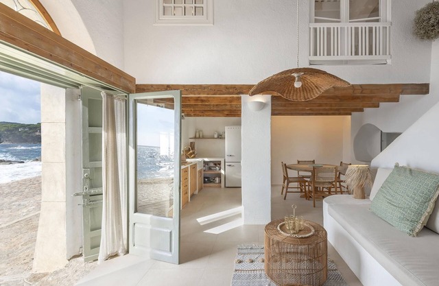 La Barca Casa Concha House with terrace on the beach of Canadell