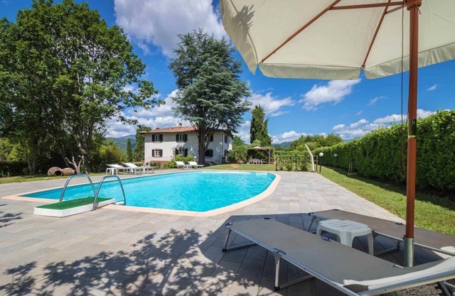 La Barghigiana, villa with private pool, large fenced garden, WiFi