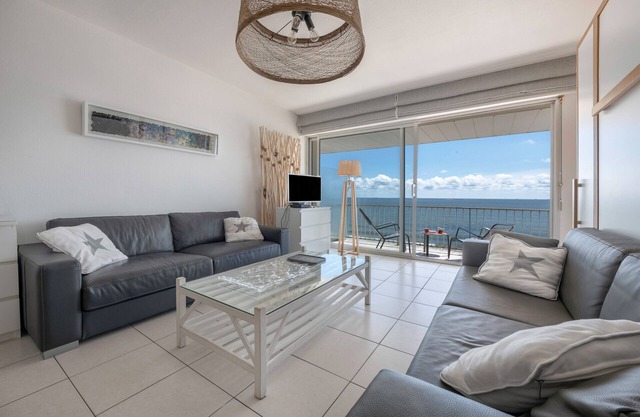 La Baule beach 30m away and close to all amenities