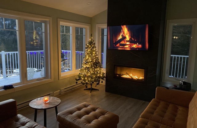 La Belle Bleue sur le Lac, 4 bedrooms, 2 bathrooms, Spa, indoor and outdoor fireplaces