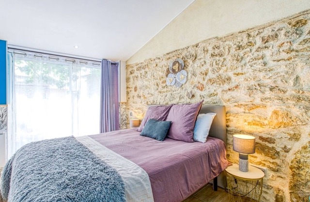 La Belle Quercynoise with shared jacuzzi and outdoor pool.