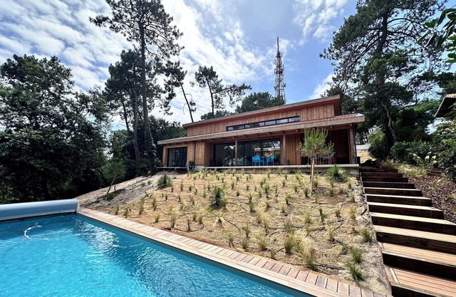 "La belle vie" comfortable vacation home with heated pool and sauna