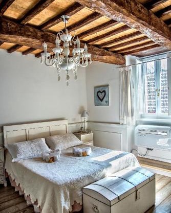 La Casa Bianca with parking and view