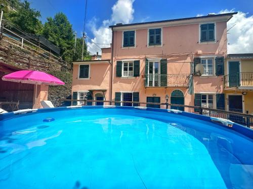 La casa con giardino, vicino al ruscello segreto