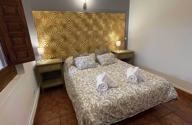 La Casa de la Maestra 1 is a charming house, typical of a town, with a warm and welcoming decoration.