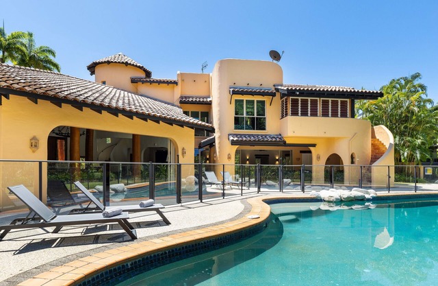 La Casa Mirasol - 5 Bedroom Beachfront House