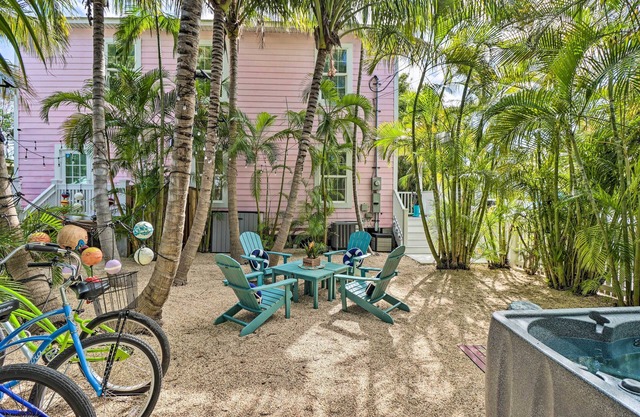 LA CASA ROSADA ~ Perfectly Located 2 BR, 2.5 Ba Home w/Private Hot Tub!