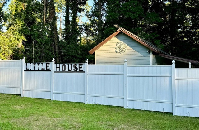 La Casita: Charming 1-bedroom house in Gainesville w/pickleball court!
