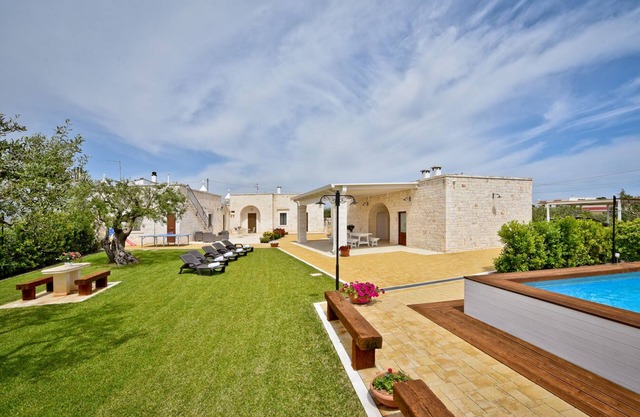La Corte del Pergolo, complex of trulli with pool and spa