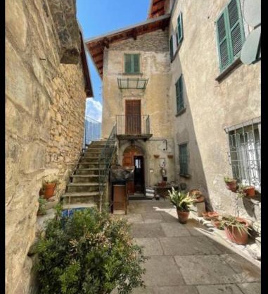 La corte sul lago