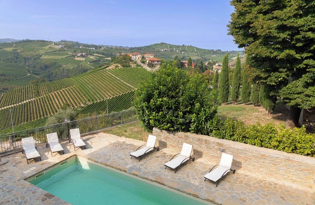 La Dimora delle Langhe - Pool and private vineyard on the Neive hills
