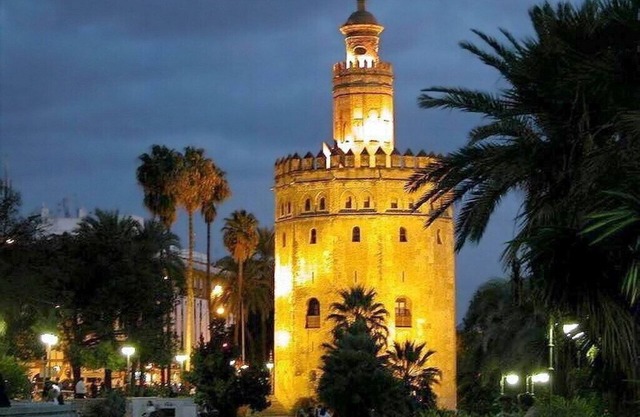 LA GIRALDA VIEWS APARTMENTS, with roof terrace and pool!