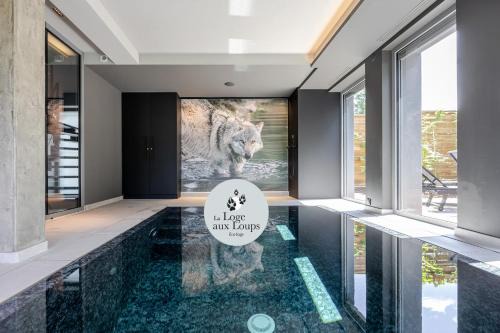 La Loge aux Loups, piscine intérieure, sauna, cheminée, local skis vélos, à 100 m du lac