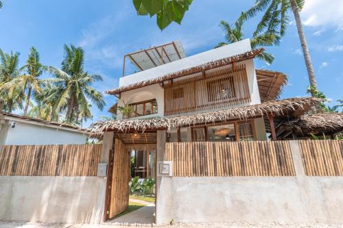 La Luna Villa Siargao - Entire 3BR Villa w Plunge Pool & Rooftop